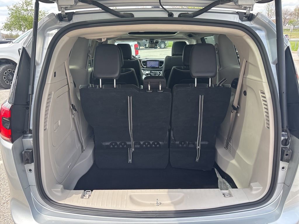 Used 2023 Chrysler Pacifica Limited image 4