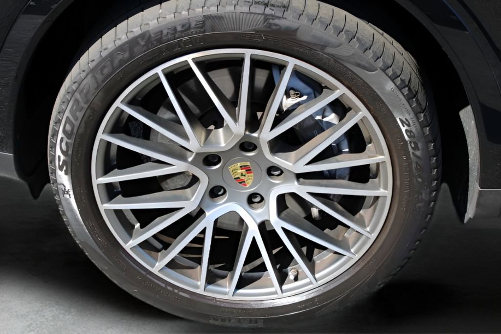 Used 2022 Porsche Cayenne Platinum Edition AWD/4WD image 2