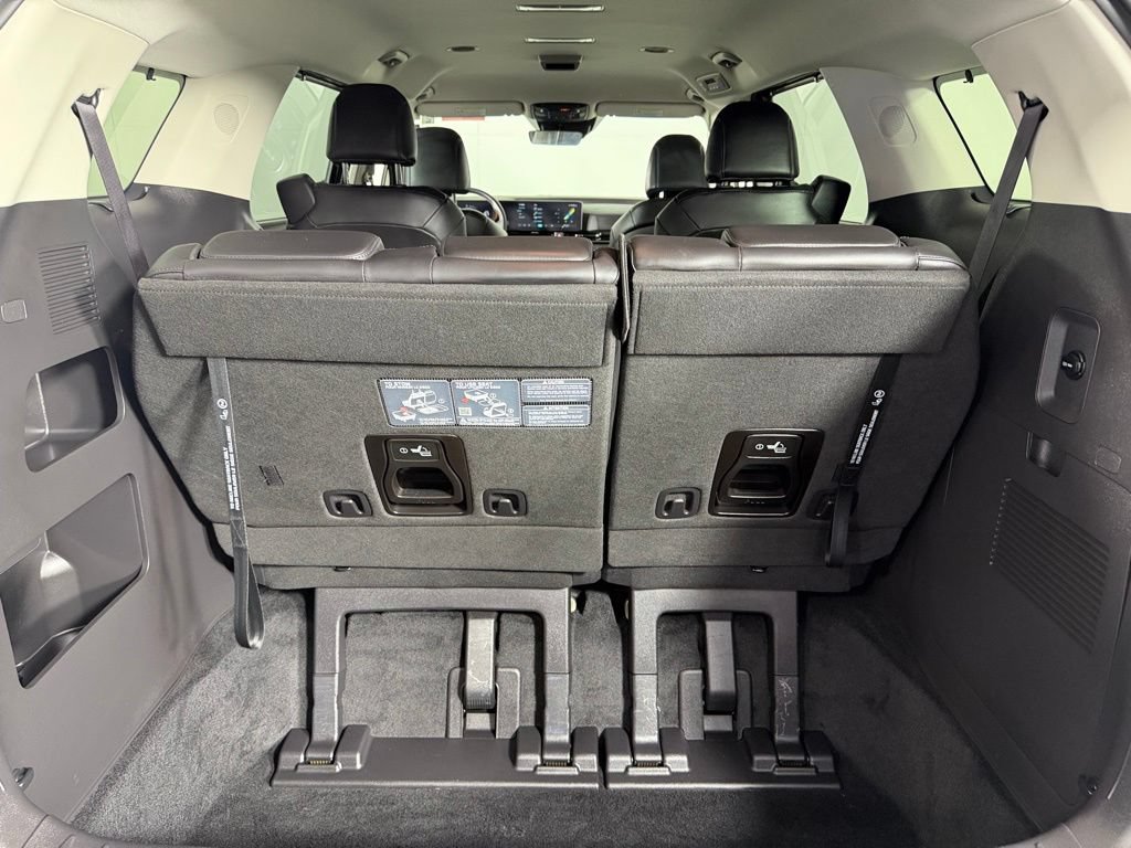 Used 2025 Kia Carnival EX FWD image 32