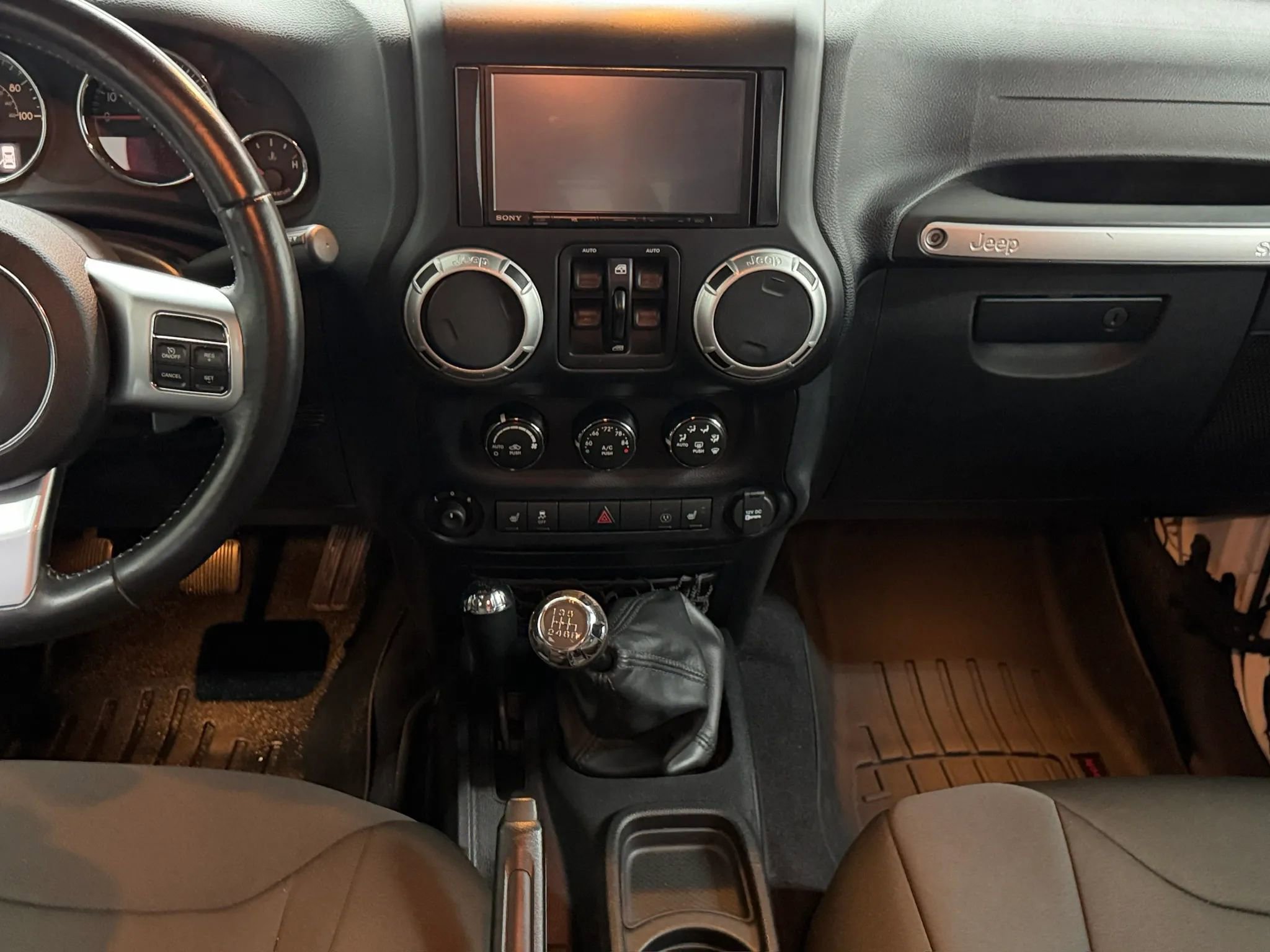 Used 2015 Jeep Wrangler Unlimited Rubicon AWD/4WD image 22