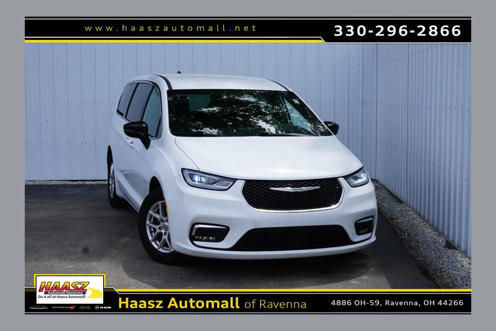 Used 2025 Chrysler Pacifica Select FWD image 1