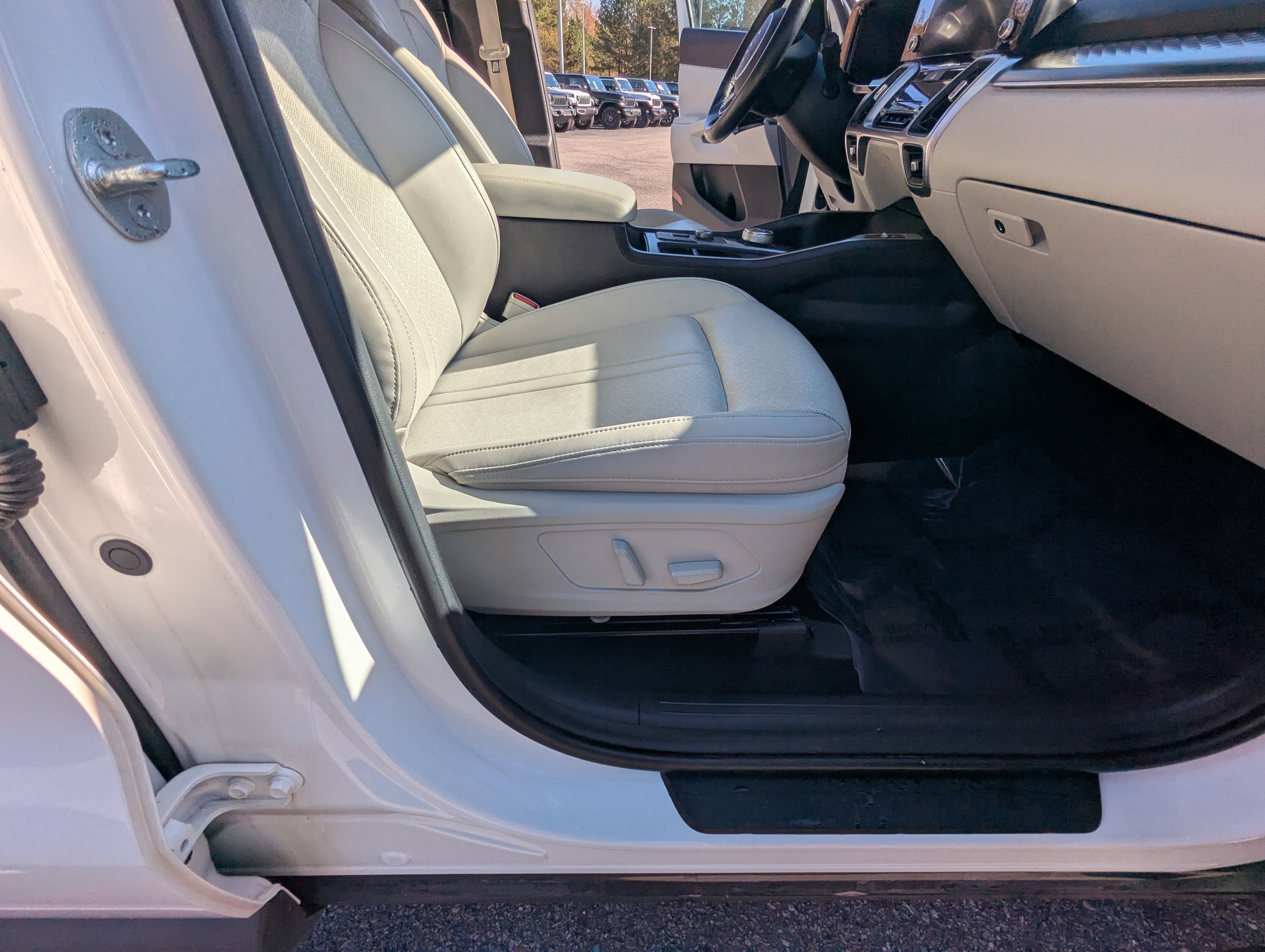 Used 2023 Kia Sorento EX image 13