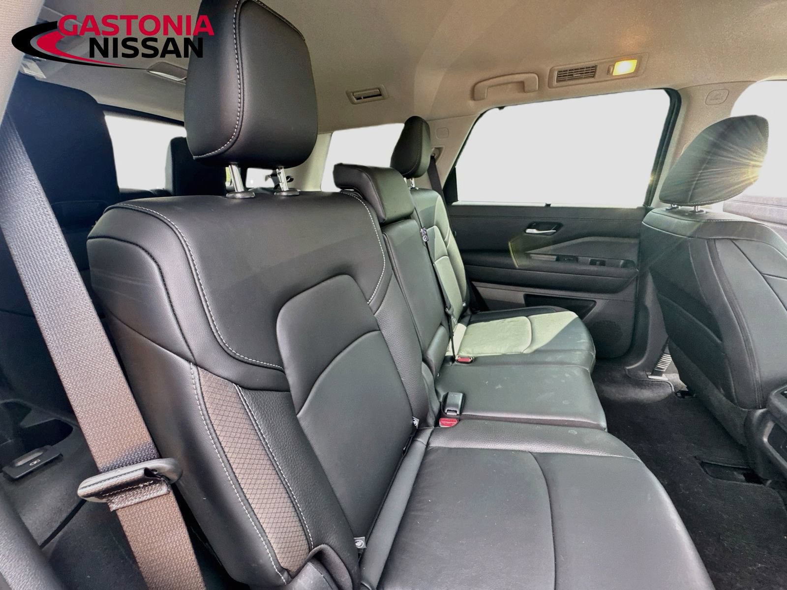 Used 2025 Nissan Pathfinder SL FWD image 34