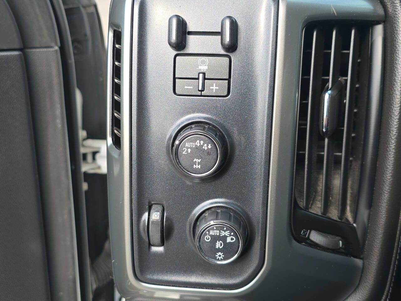 Used 2018 Chevrolet Silverado 1500 LTZ w/ Sport Package image 9