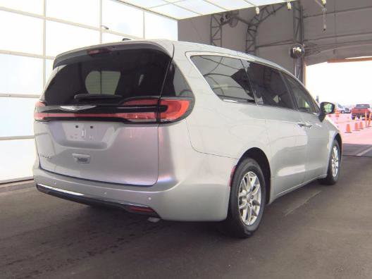 Used 2023 Chrysler Pacifica Touring-L FWD image 3