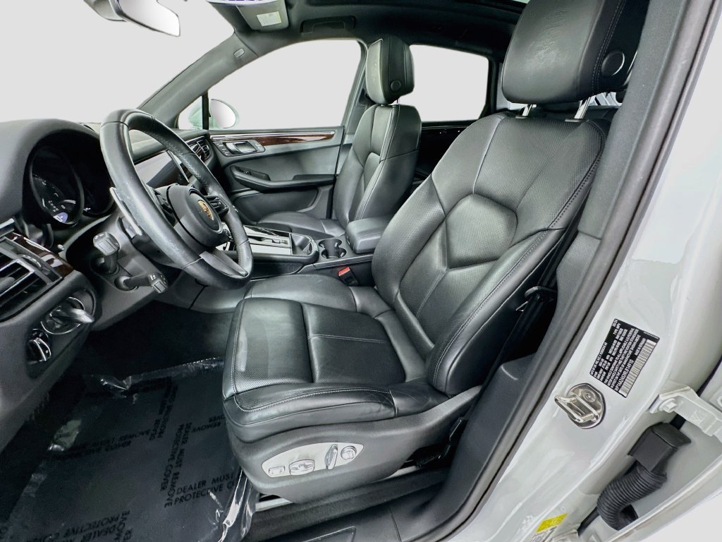 Certified 2024 Porsche Macan AWD/4WD image 5