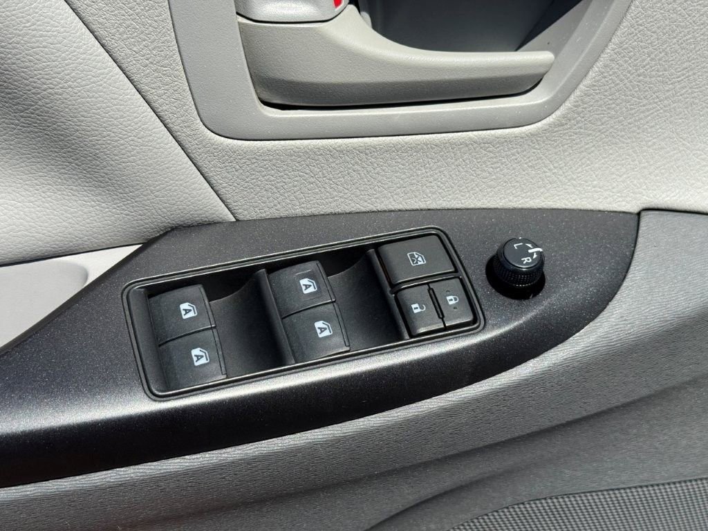 Used 2019 Toyota Sienna L FWD image 10