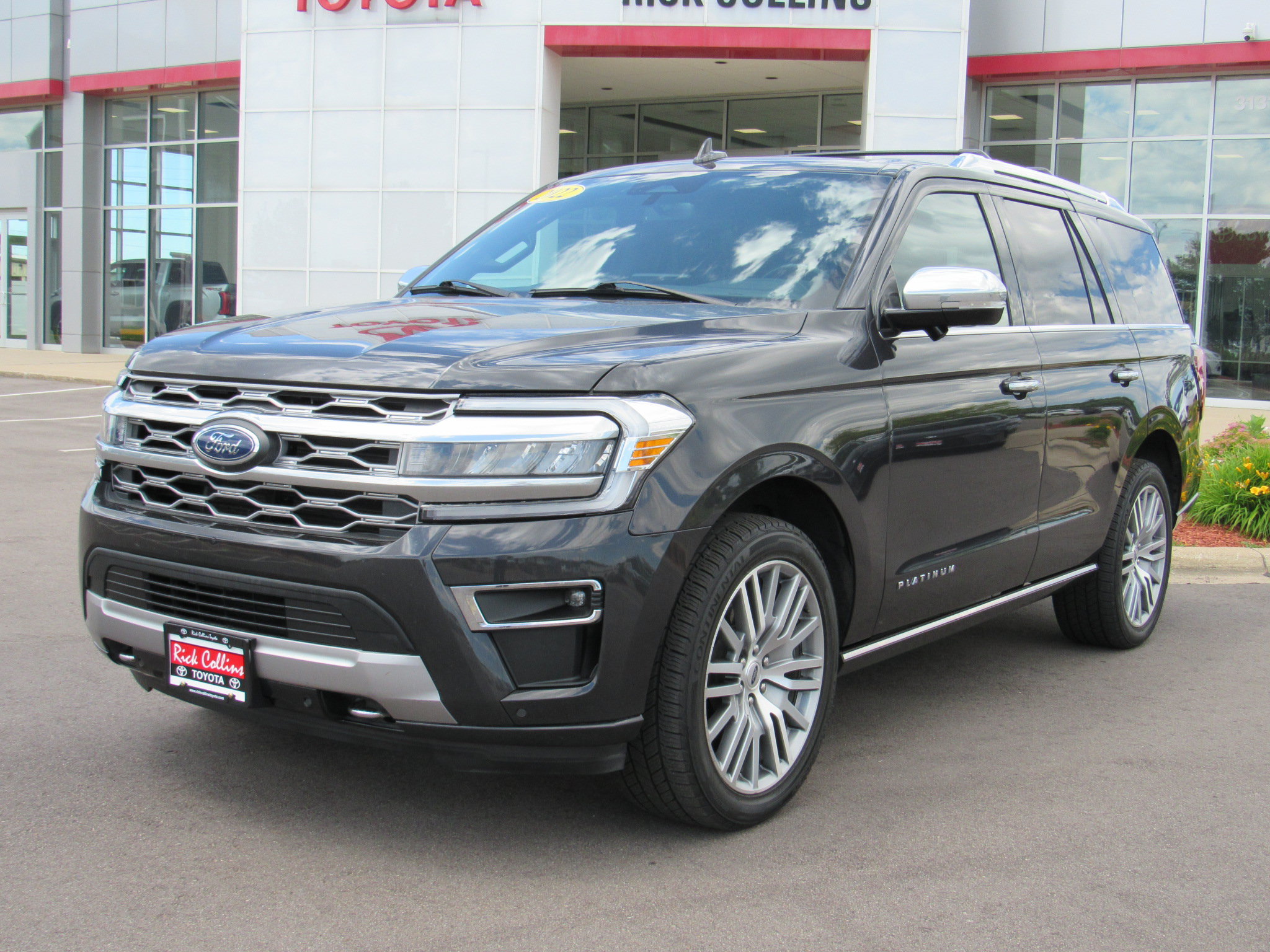 Used 2022 Ford Expedition Platinum AWD/4WD image 2