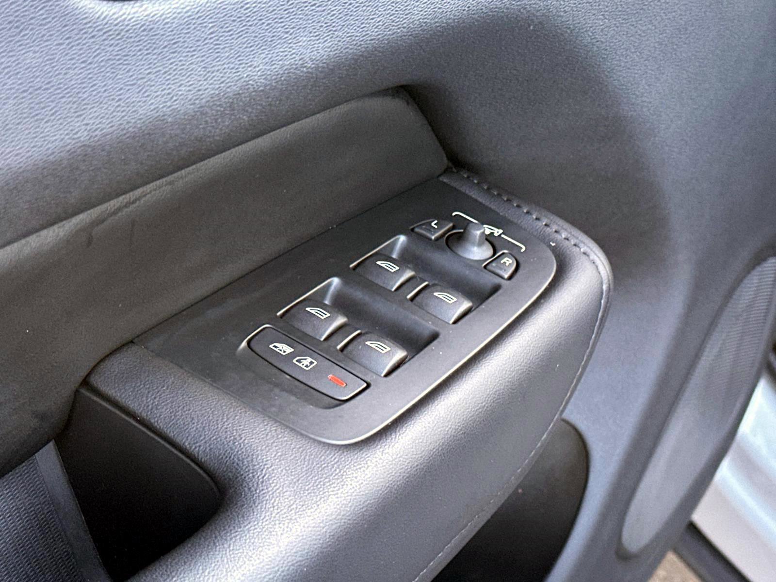 Certified 2025 Volvo XC60 B5 Plus image 19