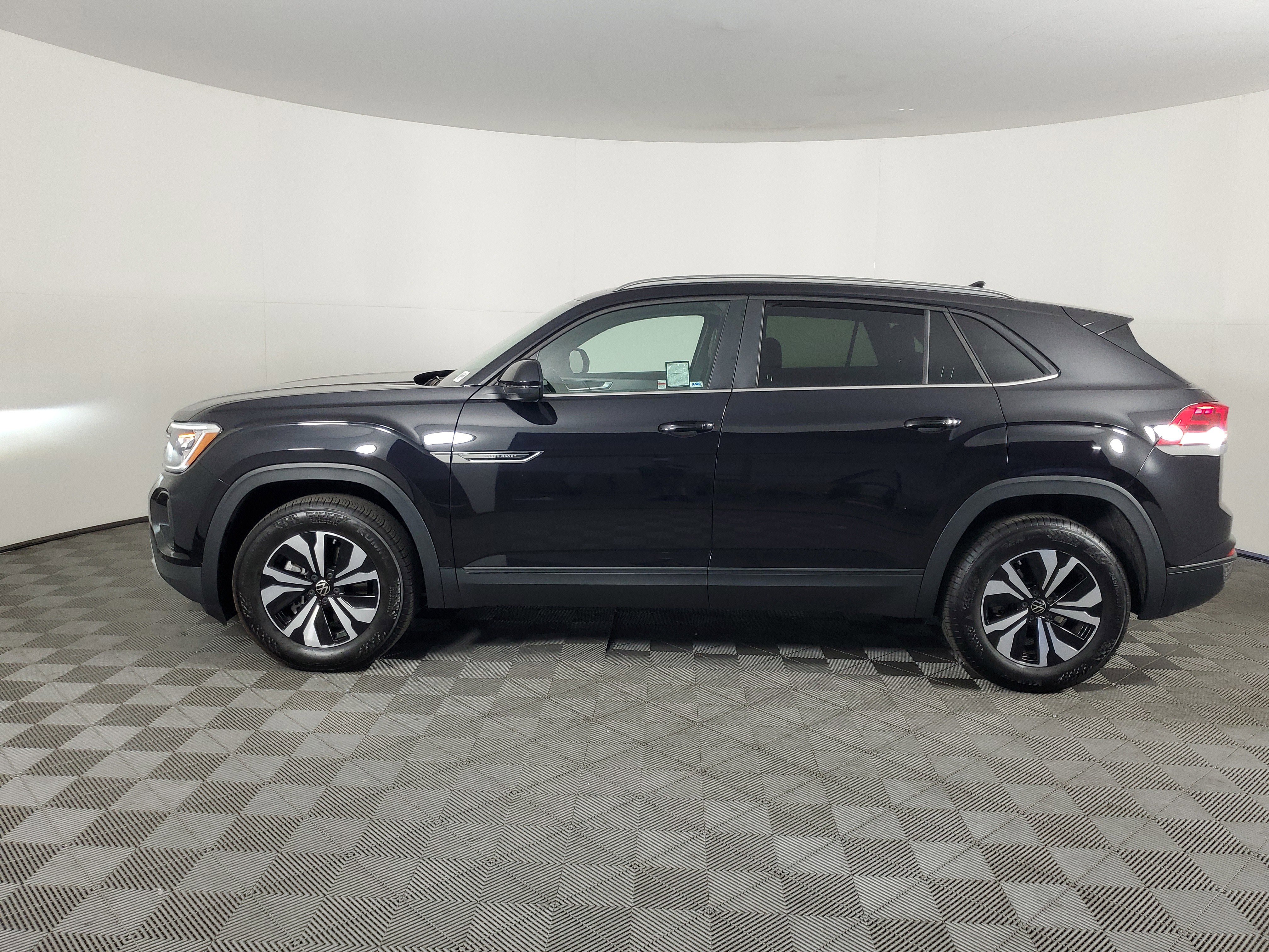 Used 2025 Volkswagen Atlas Cross Sport SE image 7