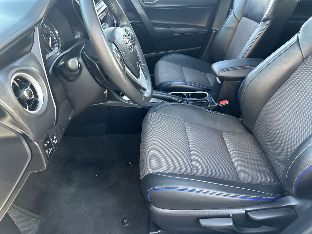 Used 2018 Toyota Corolla SE w/ Carpet Mat Package (TMS) FWD image 16