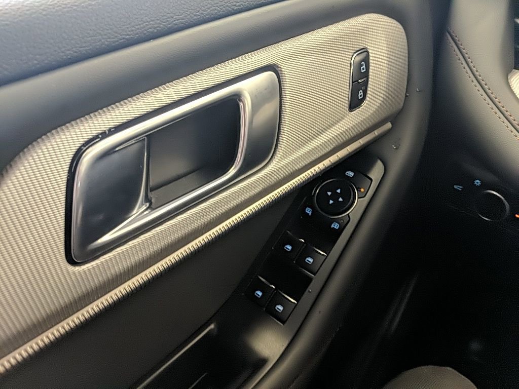 Used 2025 Ford Explorer Active image 28