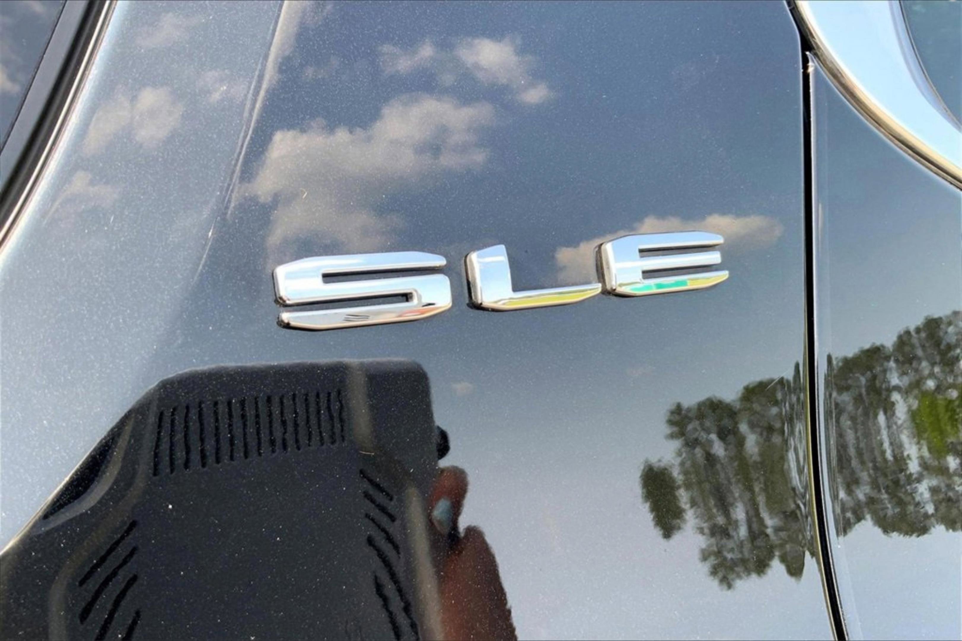 Used 2023 GMC Acadia SLE image 11