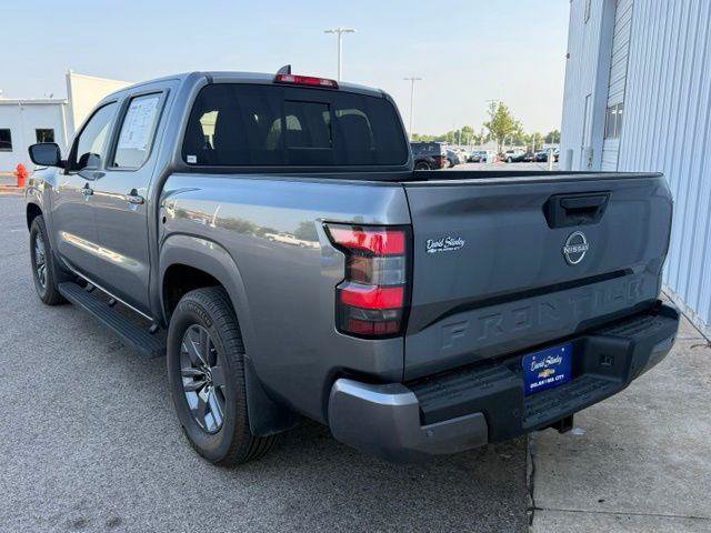 Used 2025 Nissan Frontier SV w/ SV Convenience Package RWD image 2