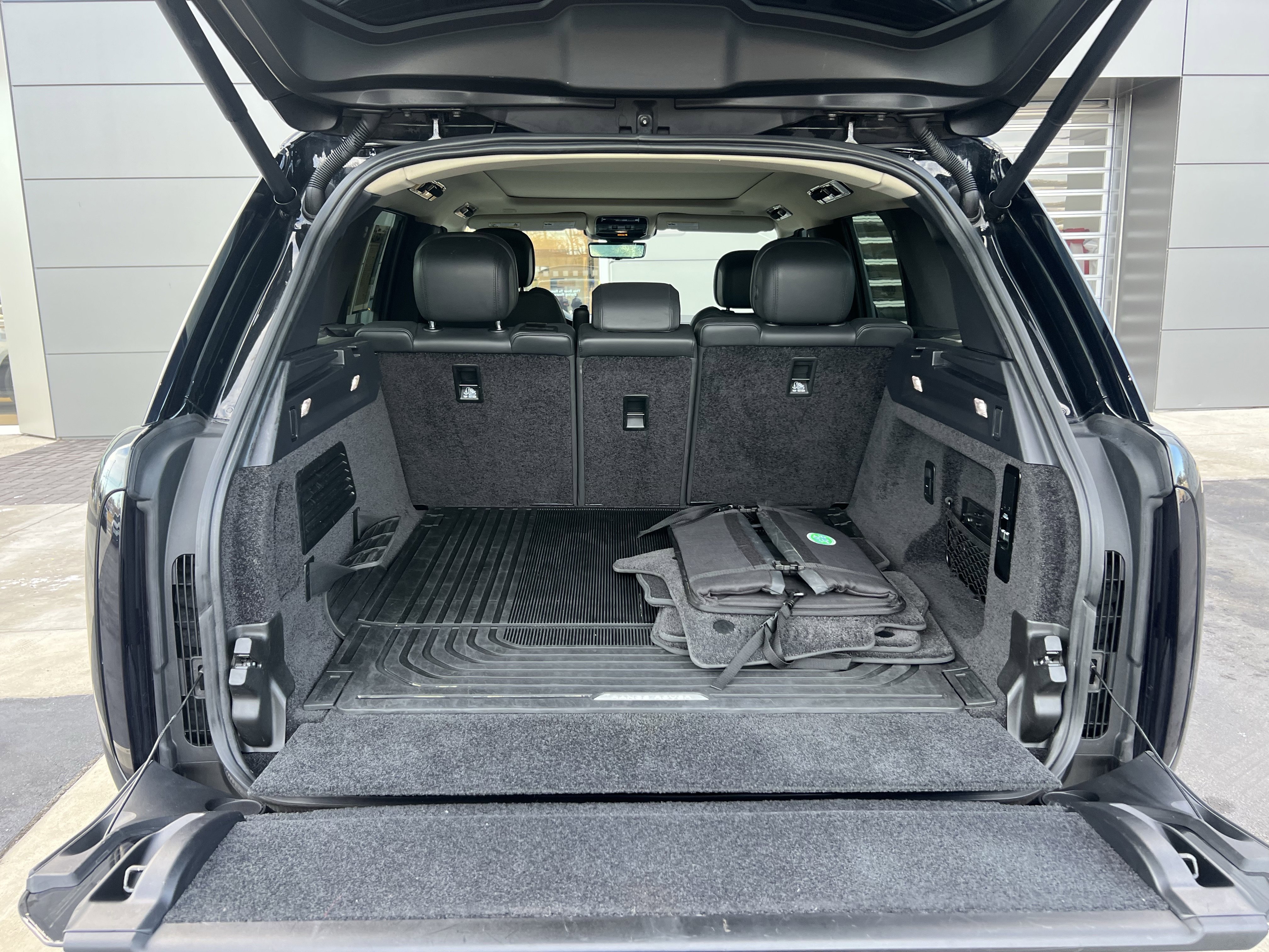 Certified 2023 Land Rover Range Rover SE image 37