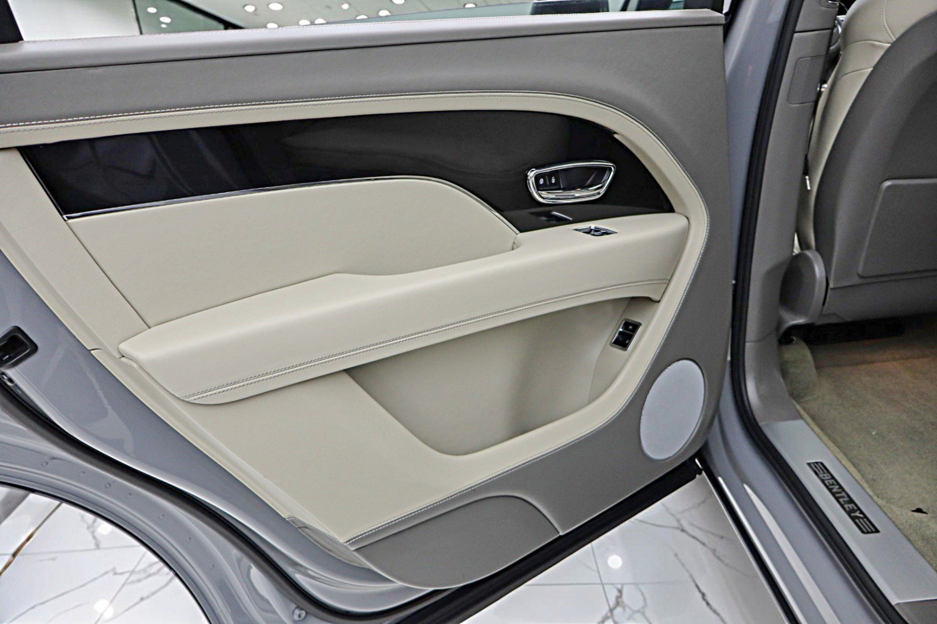 Used 2024 Bentley Bentayga Extended Wheelbase AWD/4WD image 50