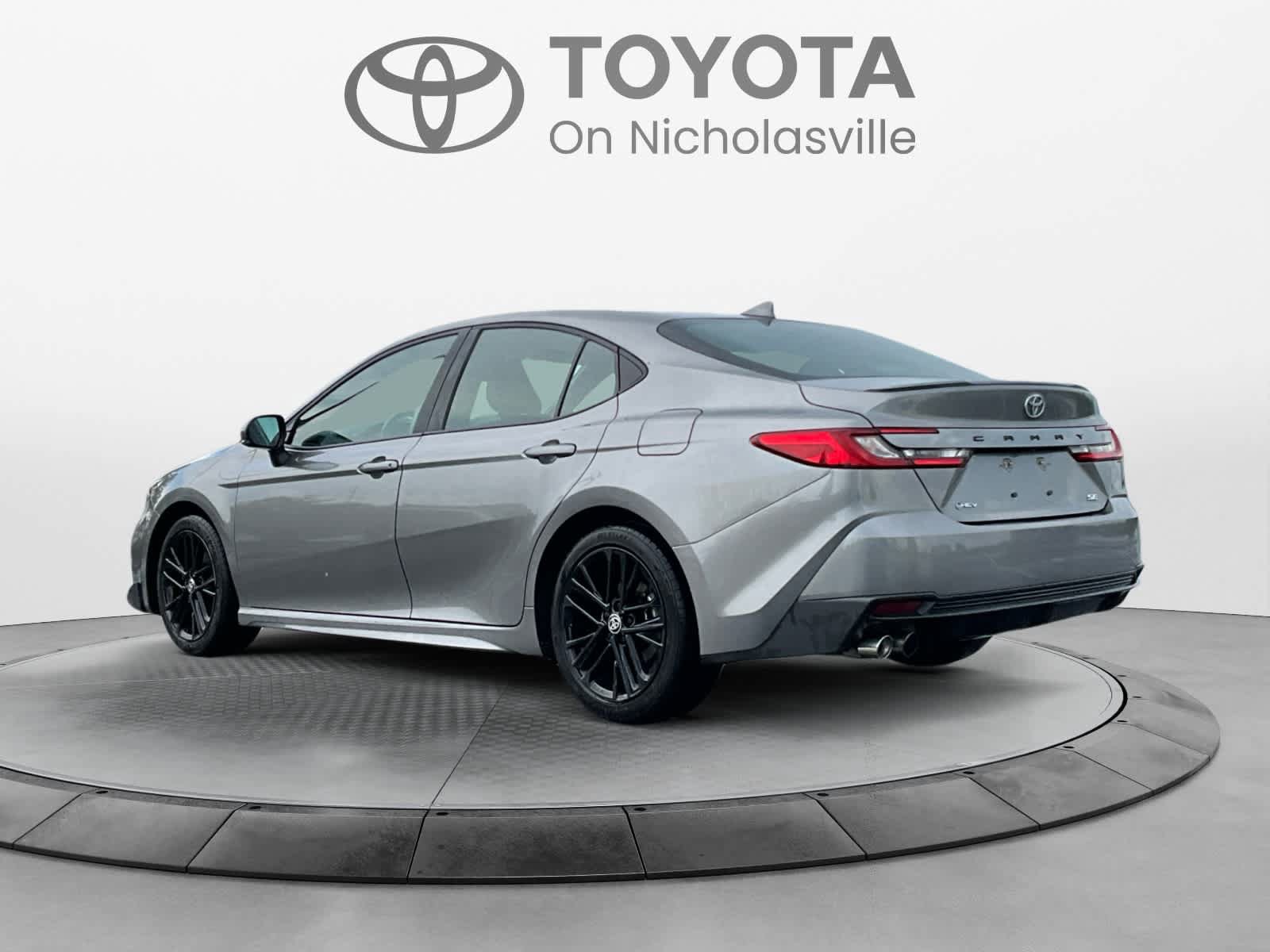 Used 2025 Toyota Camry SE FWD image 3