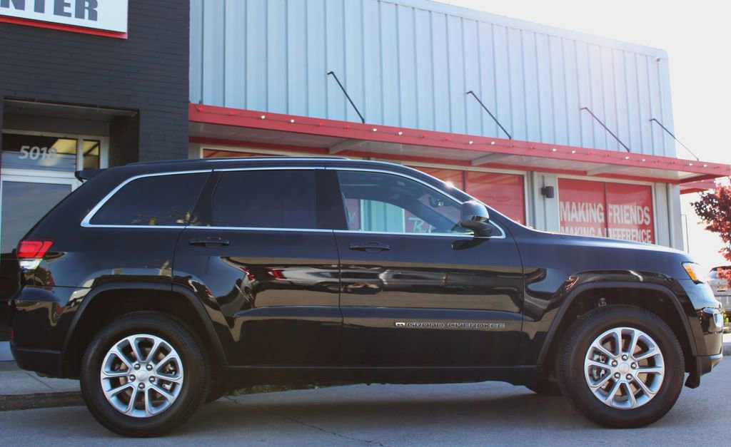 Used 2022 Jeep Grand Cherokee Laredo E AWD/4WD image 13