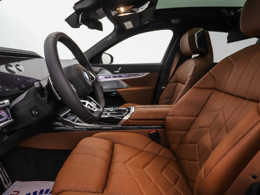 Used 2026 BMW 750e xDrive AWD/4WD image 9