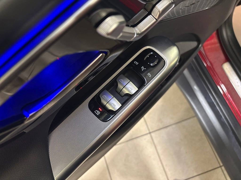 Used 2025 Mercedes-Benz GLC 350e 4MATIC image 11