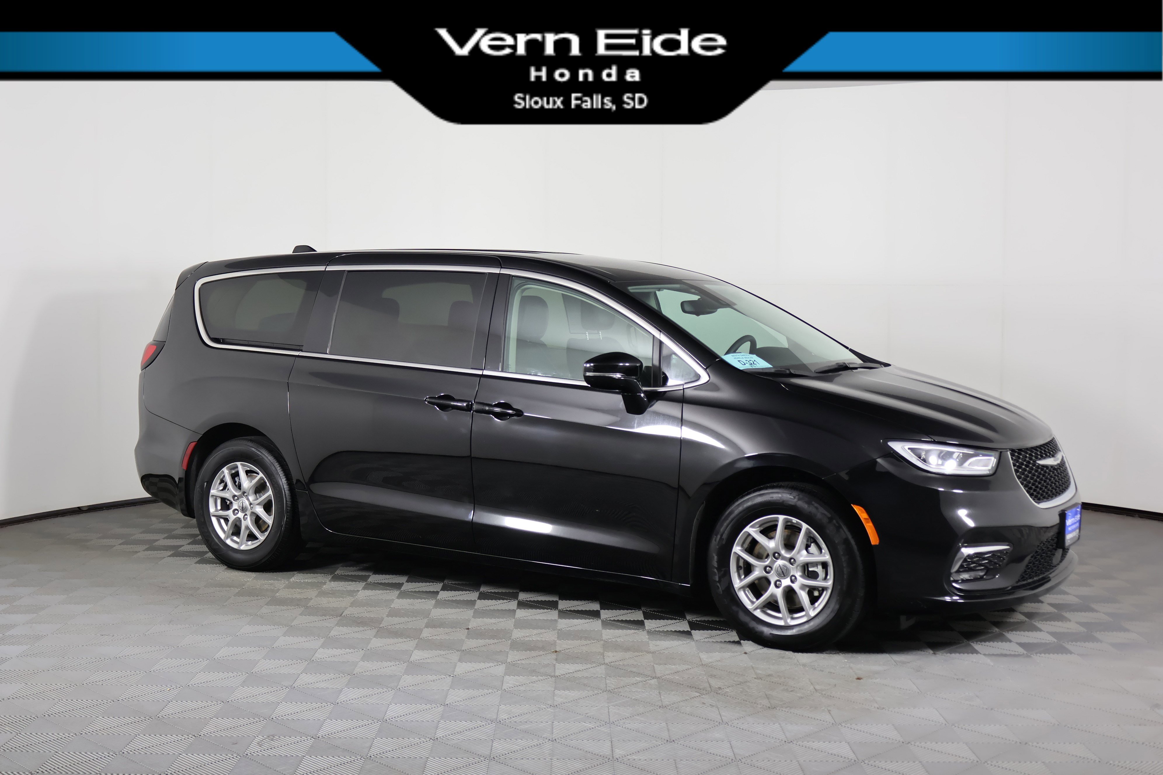 Used 2024 Chrysler Pacifica Touring-L image 1