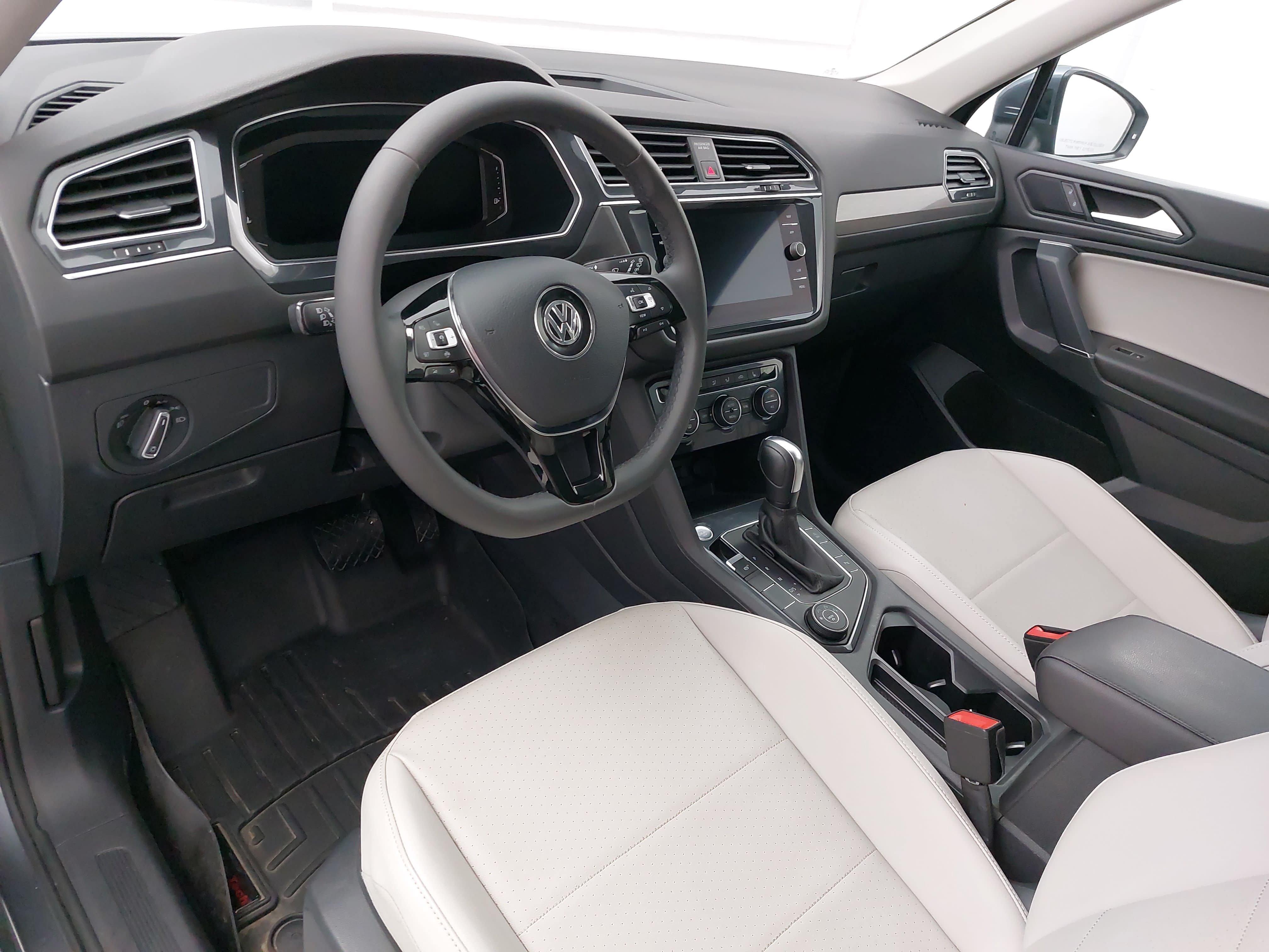 Used 2020 Volkswagen Tiguan SEL w/ 3rd Row Seat Package AWD/4WD image 4