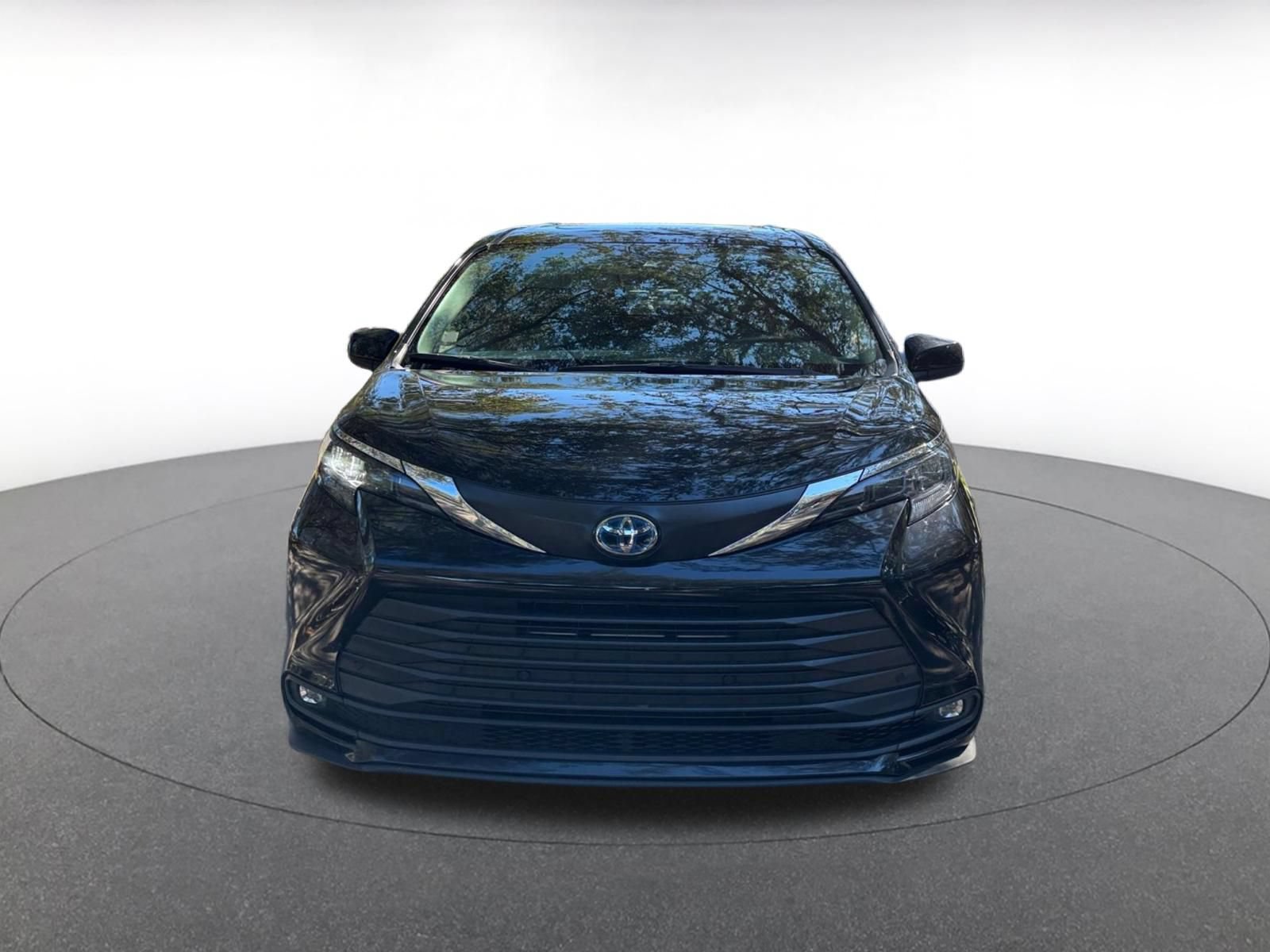 Used 2025 Toyota Sienna XLE FWD image 2