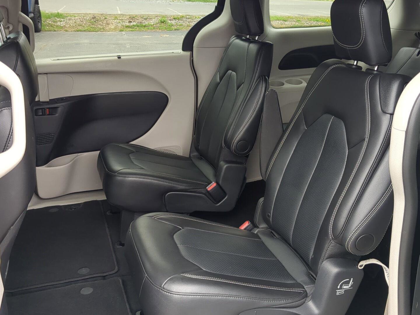 Used 2024 Chrysler Pacifica Touring-L FWD image 19