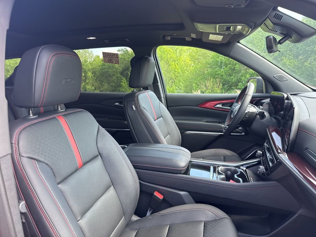 Used 2025 Chevrolet Traverse RS image 7