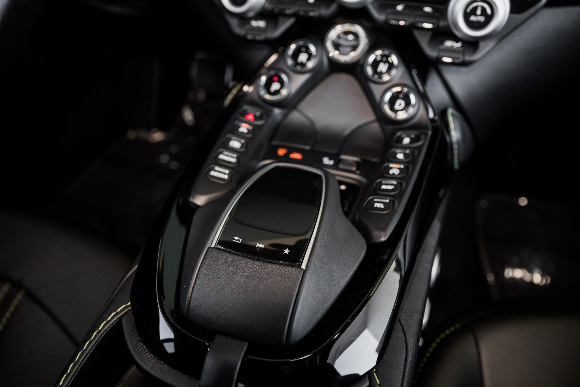 Used 2020 Aston Martin V8 Vantage Coupe RWD image 26