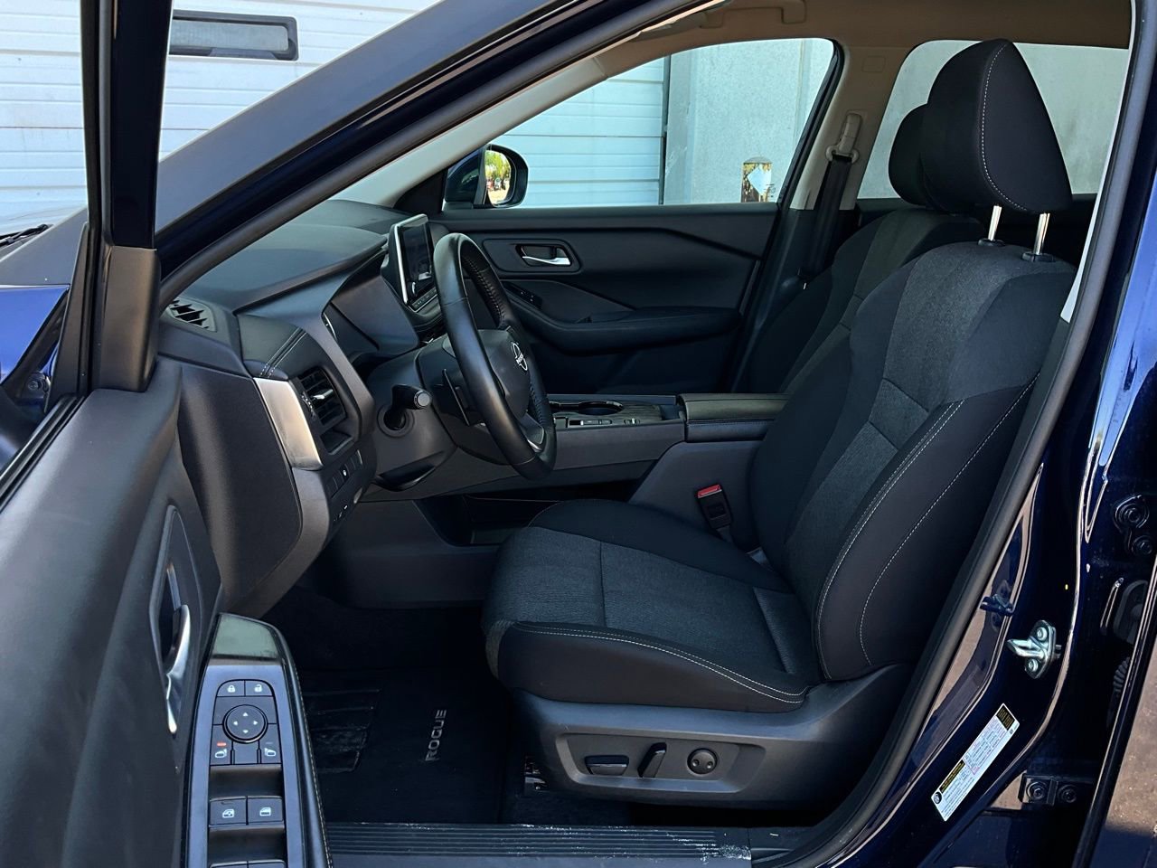 Used 2025 Nissan Rogue SV FWD image 10