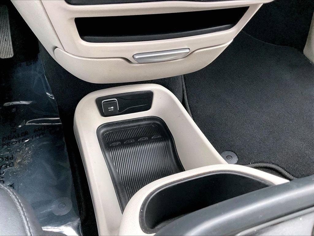 Used 2024 Chrysler Pacifica Touring-L image 31