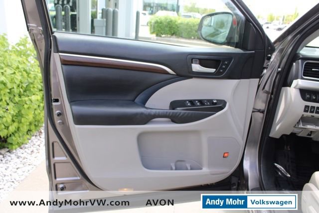 Used 2014 Toyota Highlander Limited Platinum FWD image 21