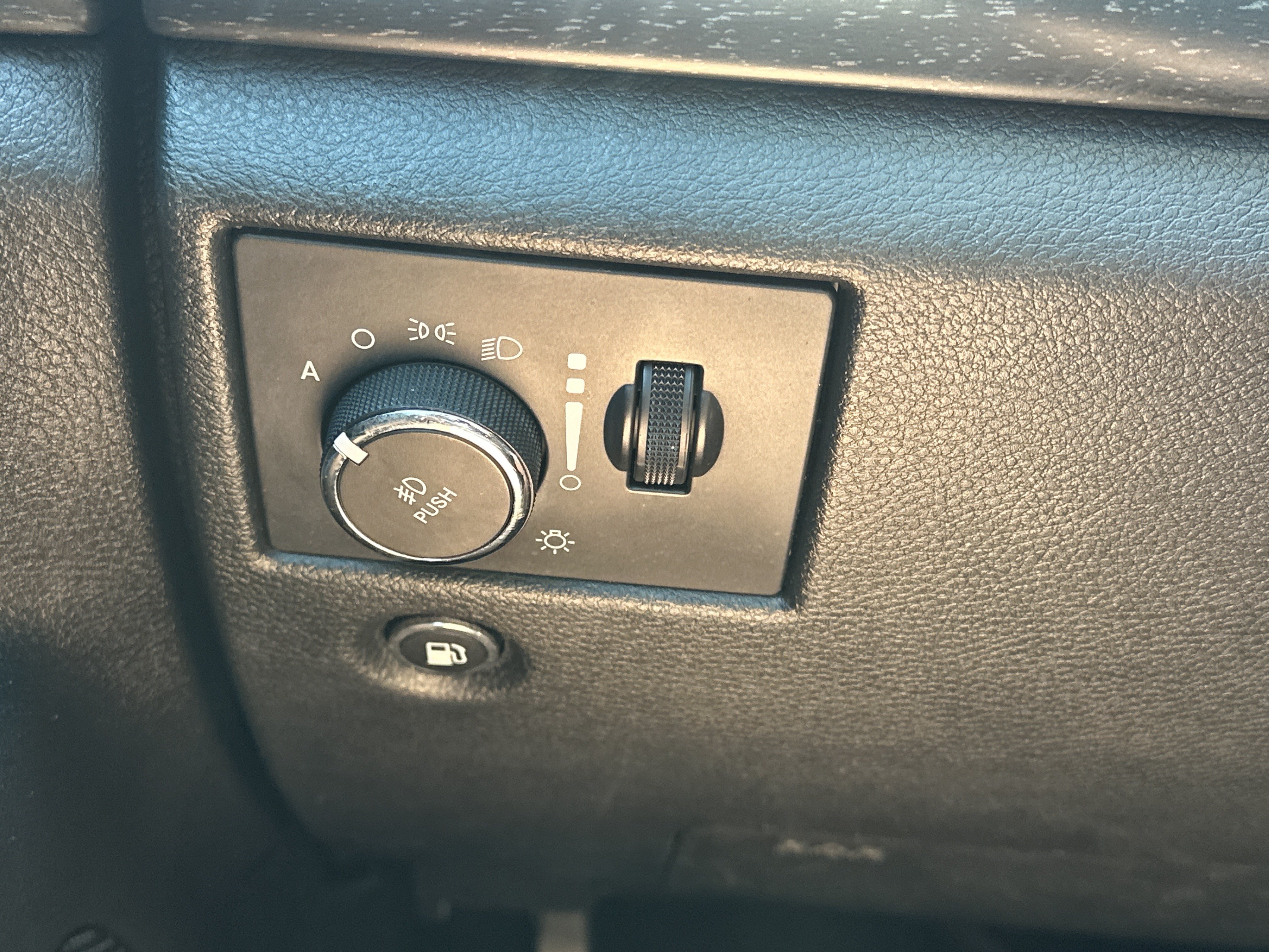 Used 2018 Jeep Grand Cherokee Altitude RWD image 28