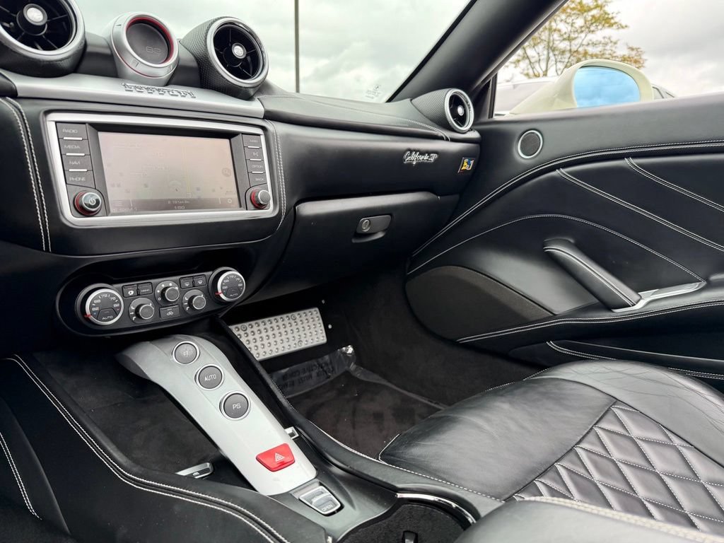 Used 2015 Ferrari California T RWD image 51