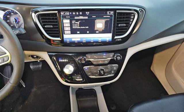 Used 2024 Chrysler Pacifica Touring-L image 9