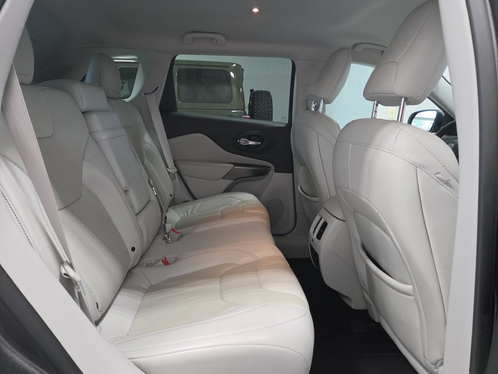 Used 2019 Jeep Cherokee Limited FWD image 15