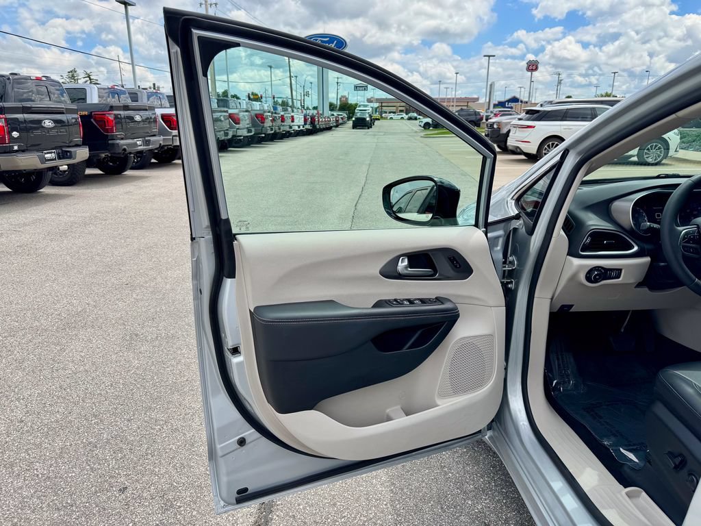 Used 2024 Chrysler Pacifica Touring-L FWD image 12