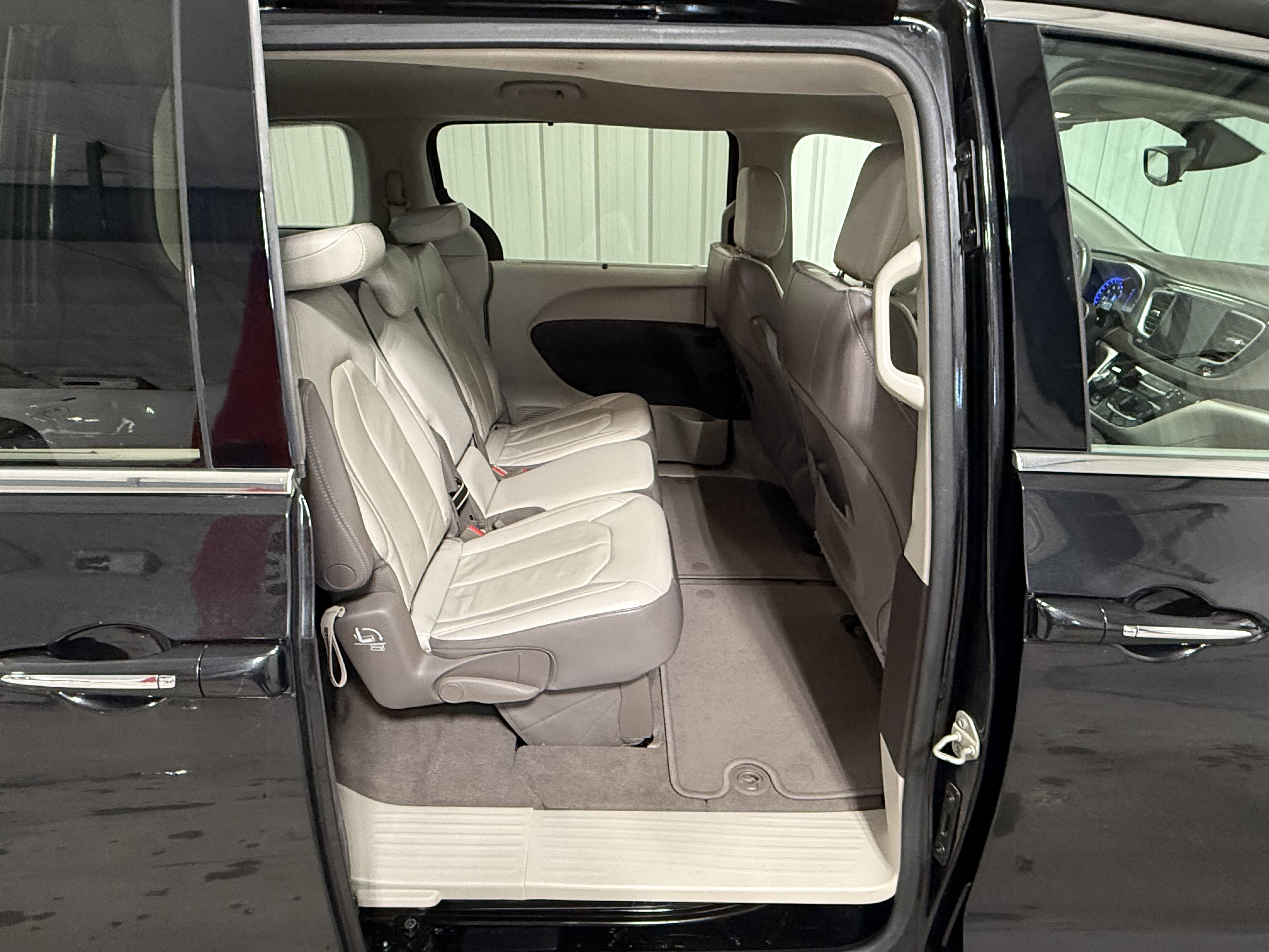 Used 2018 Chrysler Pacifica Touring-L FWD image 8