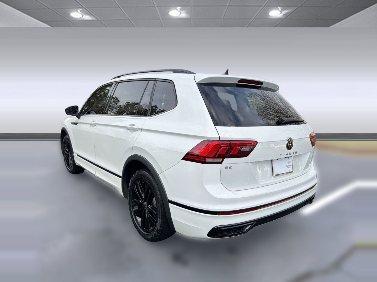 Used 2022 Volkswagen Tiguan SE R-Line image 3