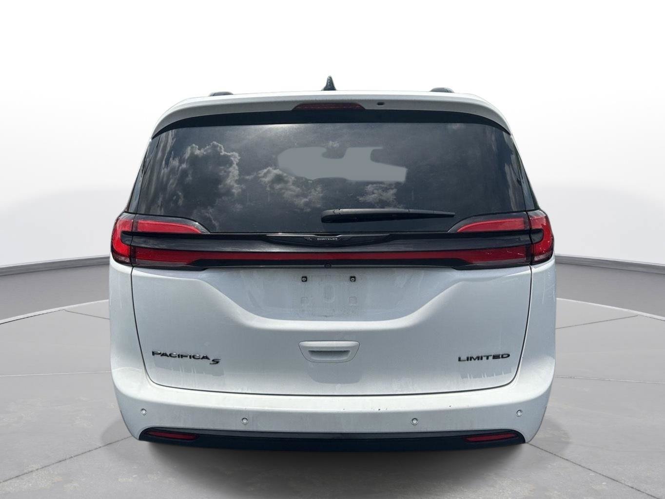 Used 2025 Chrysler Pacifica Limited FWD image 6