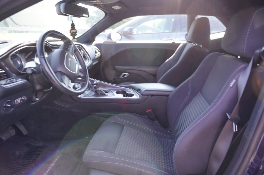 Used 2015 Dodge Challenger SXT RWD image 3