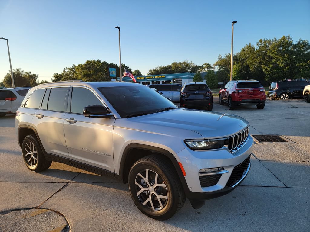 Used 2025 Jeep Grand Cherokee Limited w/ Luxury Tech Group II RWD image 8