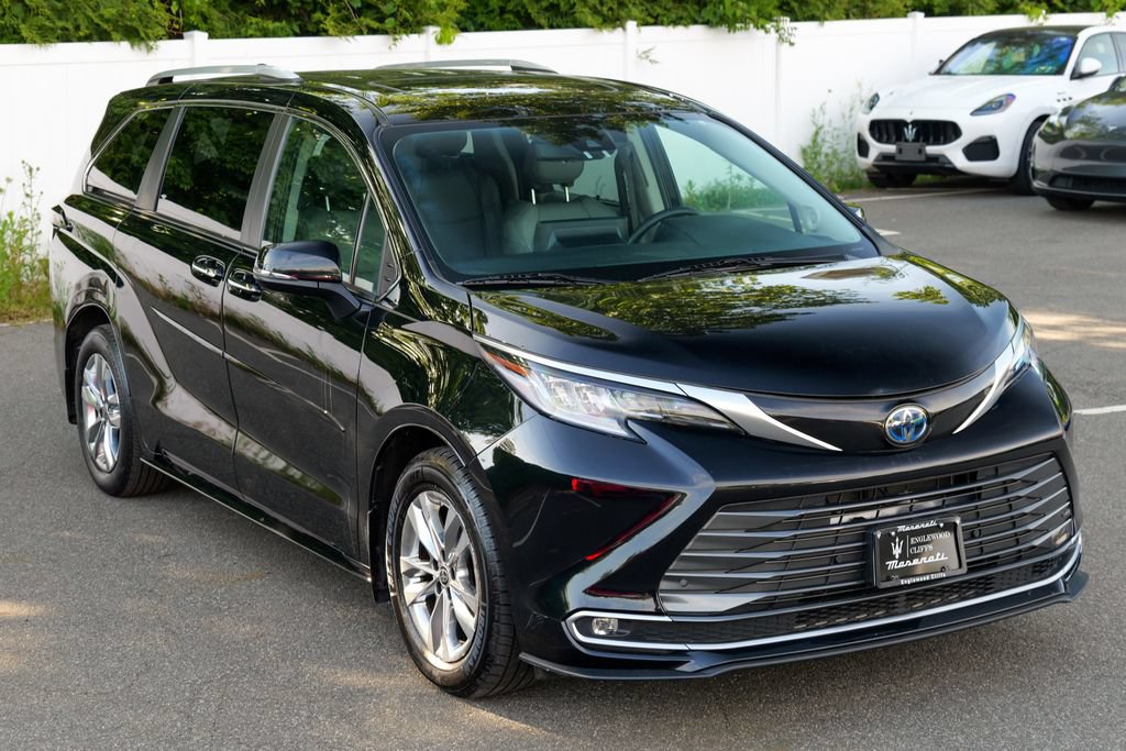 Used 2023 Toyota Sienna Limited AWD/4WD image 9