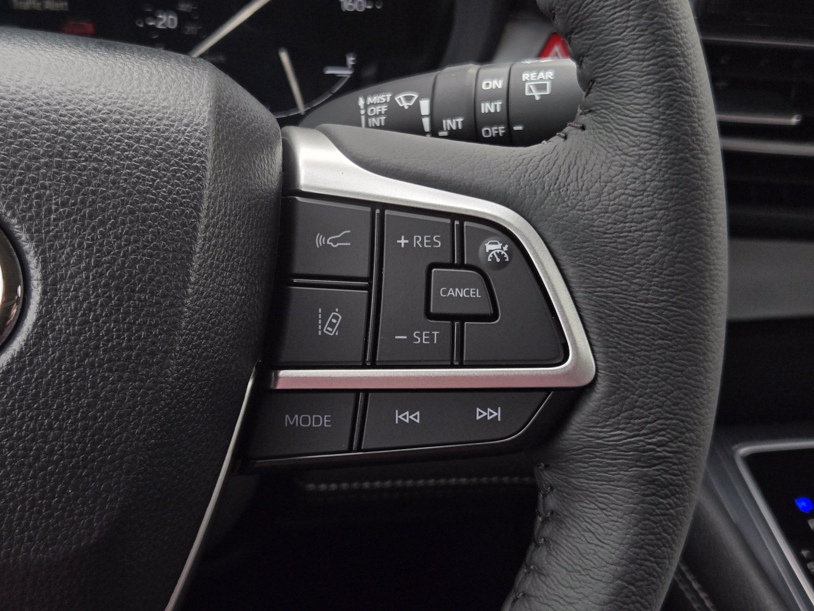 Used 2026 Toyota Sienna XLE FWD image 23
