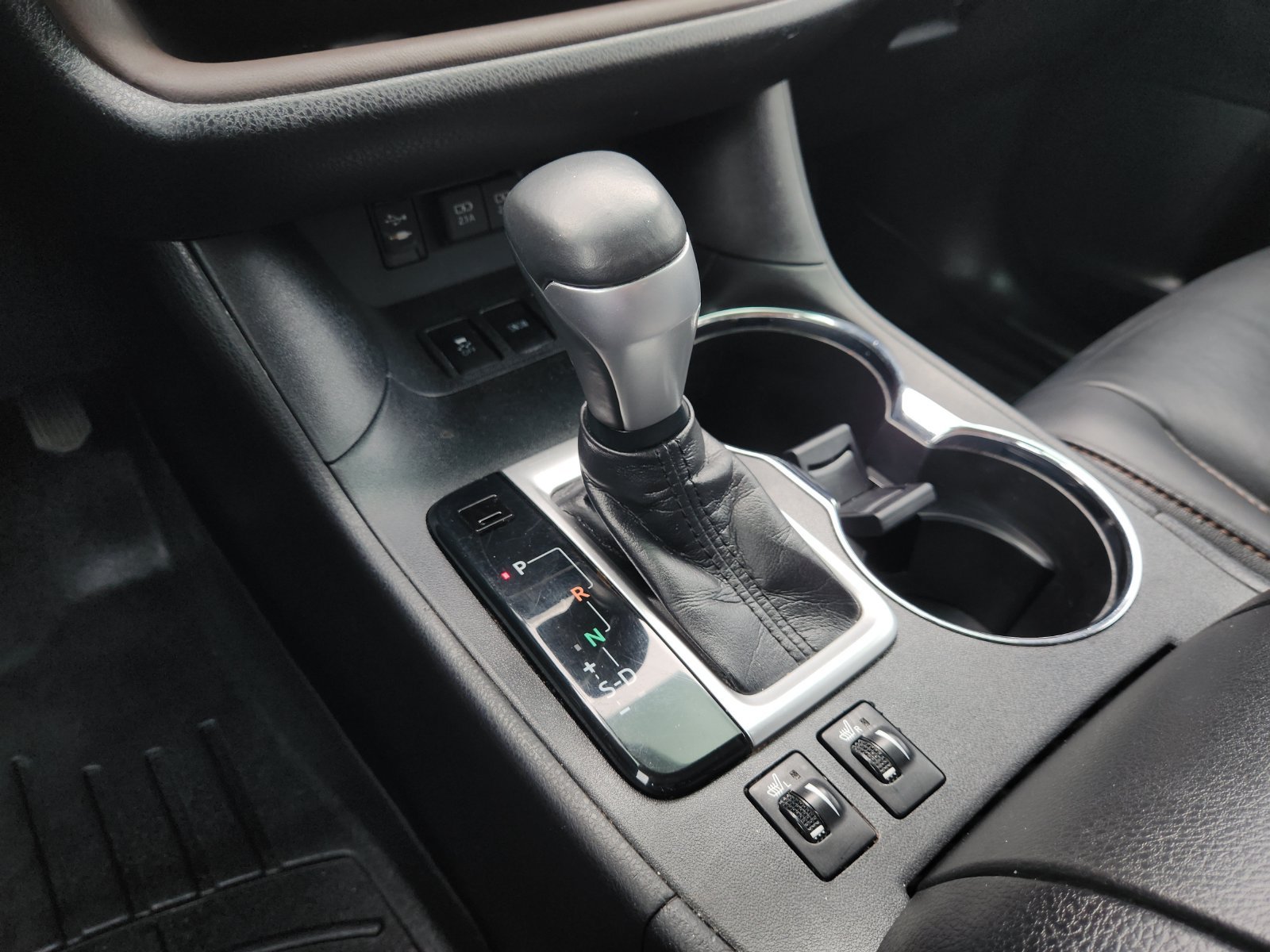 Used 2019 Toyota Highlander XLE AWD/4WD image 23
