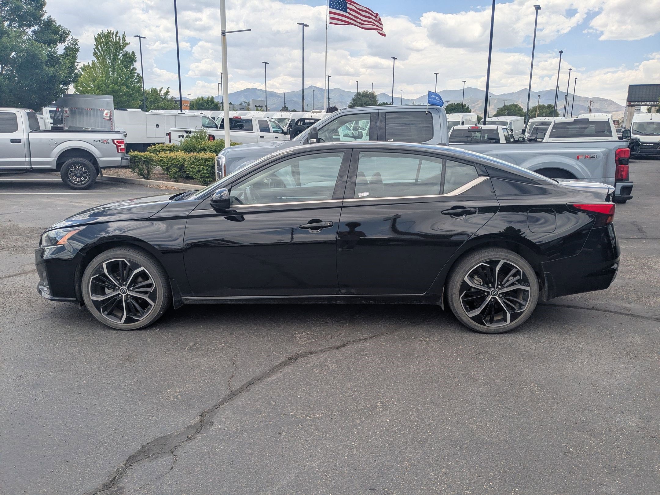 Used 2024 Nissan Altima 2.5 SR AWD/4WD image 11