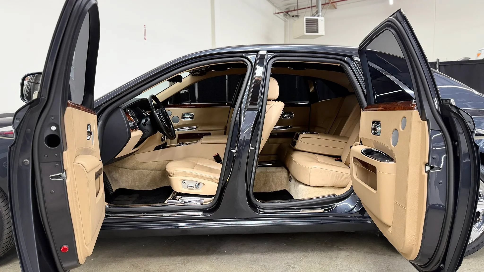 Used 2011 Rolls-Royce Ghost RWD image 30
