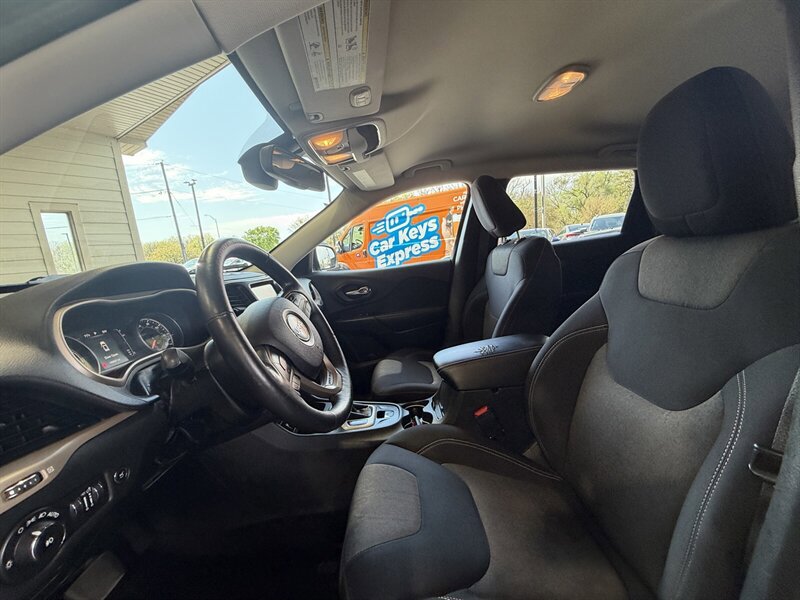 Used 2014 Jeep Cherokee Latitude w/ Comfort/Convenience Group AWD/4WD image 12