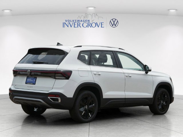 New 2026 Volkswagen Taos SE FWD image 2